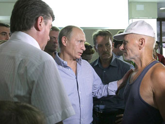 Владимир Путин общается с погорельцем. Фото с сайта premier.gov.ru 