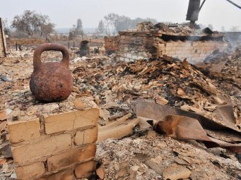 На развалинах сгоревшего дома в Нижегородской области. Фото Мити Алешковского для Ленты.Ру