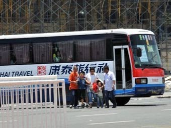Освобожденные из автобуса заложники. Фото ©AFP
