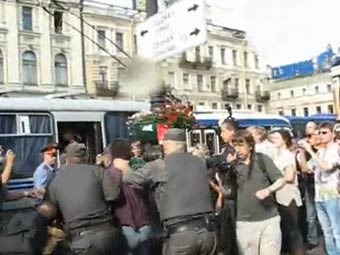 Задержания на "марше несогласных" в Петербурге 31 июля 2010 года. Скриншот видеоролика с сайта youtube.com