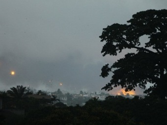Дым и огонь от авиаударов по Абиджану. Фото ©AFP