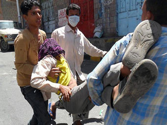 Раненный демонстрант в Таизе. Фото (с)AFP