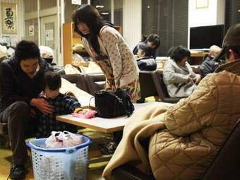 Жители префектуры Иватэ, эвакуированные из опасного района. Фото ©AFP