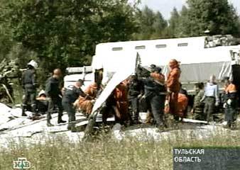 Спасатели разбирают обломки самолета Ту-134, разбившегося в Тульской области. Съемка НТВ, 25.08.2004