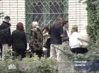 Родственники погибших в результате авиакатастрофы самолета Ту-134 рейса Москва-Волгоград. Кадр НТВ
