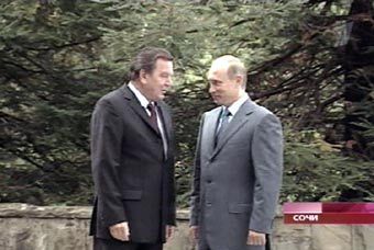 Герхард Шредер и Владимир Путин. Кадр телеканала НТВ