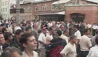 Жители Беслана на улицах города. Кадр НТВ, 03.09.2004