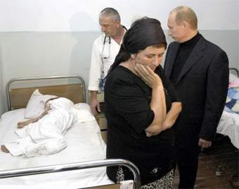 Президент России Владимир Путин во время визита в госпиталь в Беслане. Фото Reuters, 4 сентября 2004 года